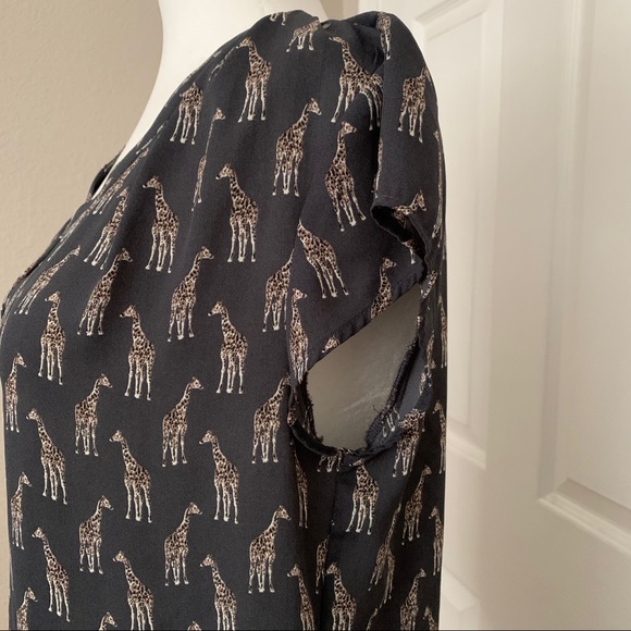 Giraffe Loose Fit blouse (V Neck) - Picture 5 of 5